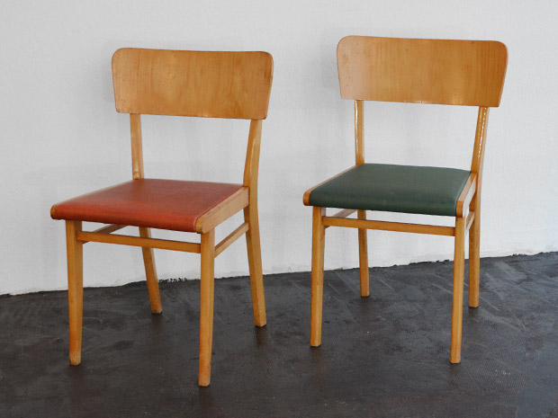 Holzstühle mit farbigen Polstern