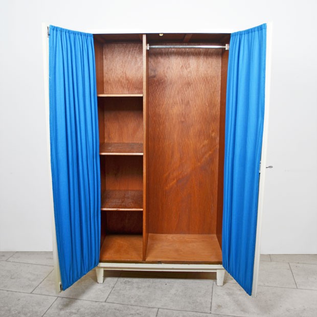 Weißer Schrank / Kleiderschrank