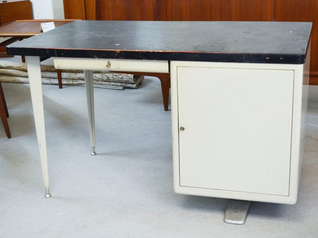 Arztschreibtisch / Metall mit Linoleumoberfläche / H 78cm x B 130cm x T 78cm