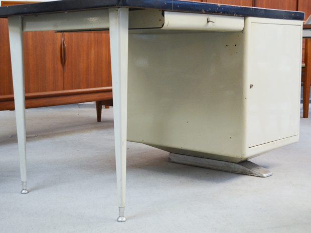 Arztschreibtisch / Metall mit Linoleumoberfläche / H 78cm x B 130cm x T 78cm