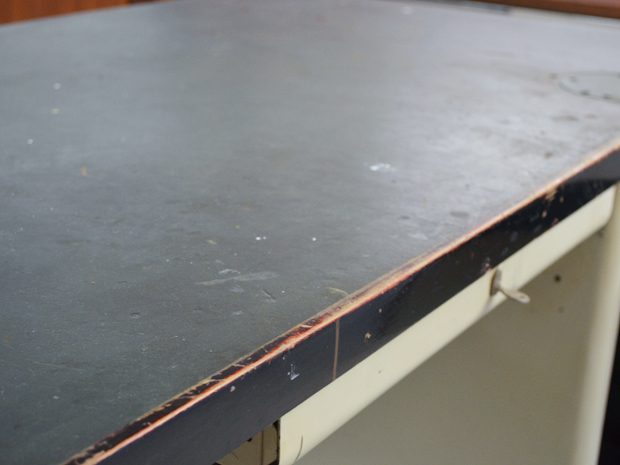 Arztschreibtisch / Metall mit Linoleumoberfläche / H 78cm x B 130cm x T 78cm