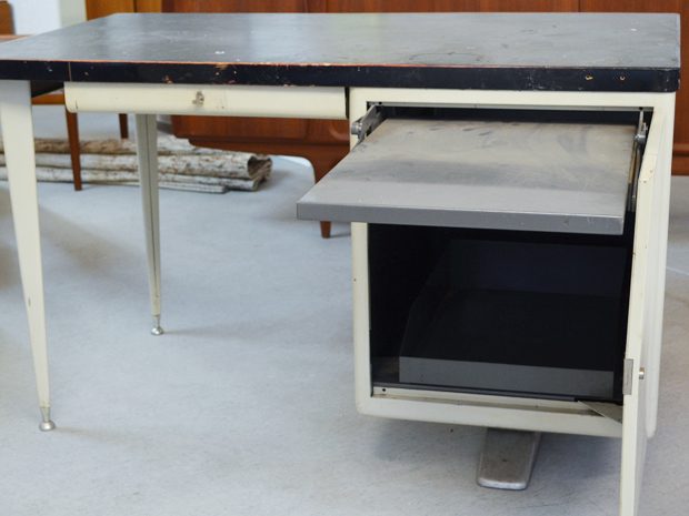 Arztschreibtisch / Metall mit Linoleumoberfläche / H 78cm x B 130cm x T 78cm