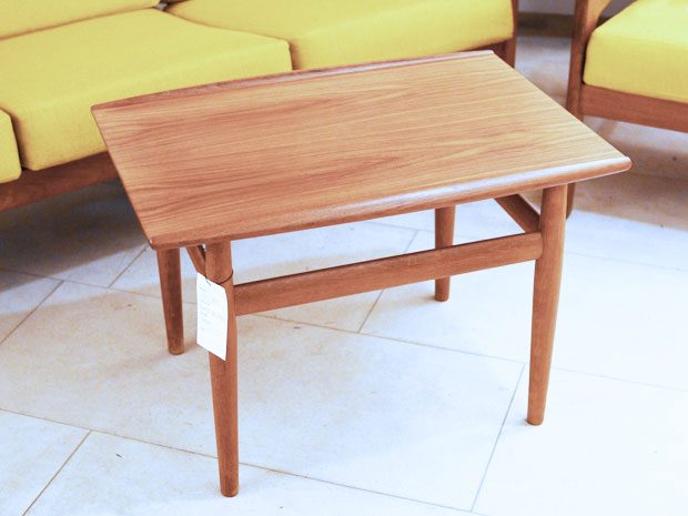 Kleiner Sofatisch / Grete Jalk für Glostrup DK / H 47cm x  B 70cm x T 50cm