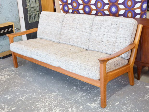 Teakholz Sofa mit Wollbezügen / Juul Kristensen, DK / H 83cm x B 190cm x T80cm