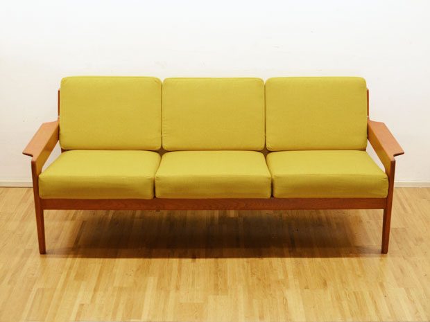 Teakholz Sofa mit senfgelbem Bezug / A. W. Iversen, DK / neu bezogen / H 75cm x B 189cm x T 80cm