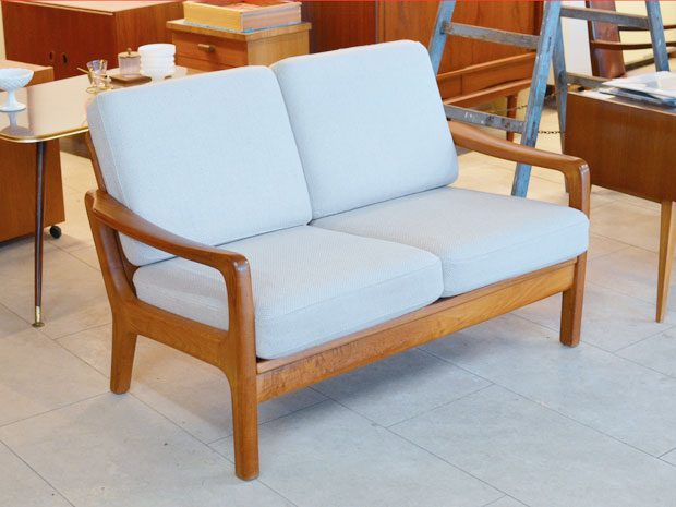 Zweier Sofa / Juul Kristensen, DK / Teakholz mit Wollbezug / H 85cm x B 135cm x T 80cm