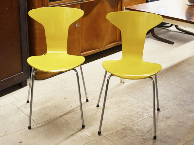 Zwei MOSQUITO CHAIRs / Arne Jacobsen, DK / Zitronengelb lackiert