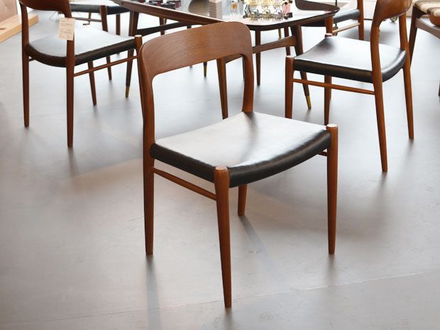 Sechs Esszimmerstühle / Niels Møller Dänemark / Teakholz & Schwarzes Kunstleder (Skai)