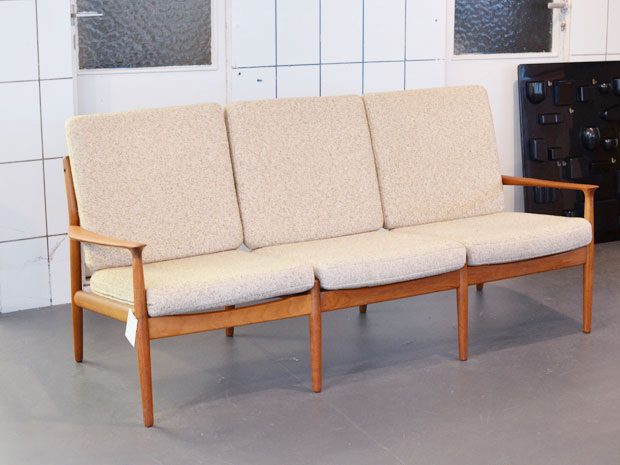 Sofa / Teakholz & Wollbezug / Grete Jalk / Dänemark