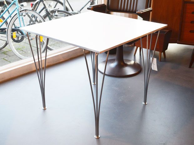 Quadratischer Tisch / Piet Hein, Bruno Mathsson & Arne Jacobsen für Fritz Hansen
