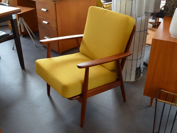Senfgelber Sessel / Teakholz / neu bezogen