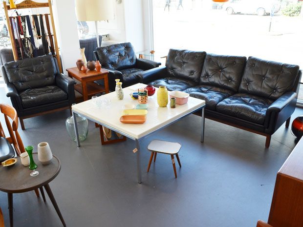 Schwarzes Ledersofa mit zwei Sesseln