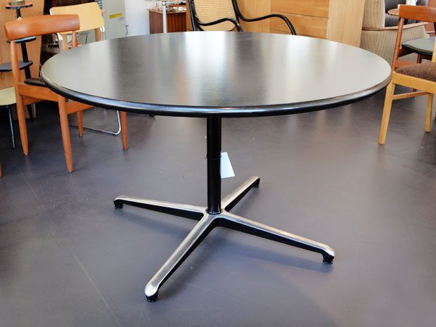 Tisch / Esstisch / VITRA 1977 / Schwarz