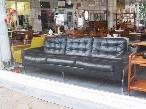 Schwarzes Ledersofa