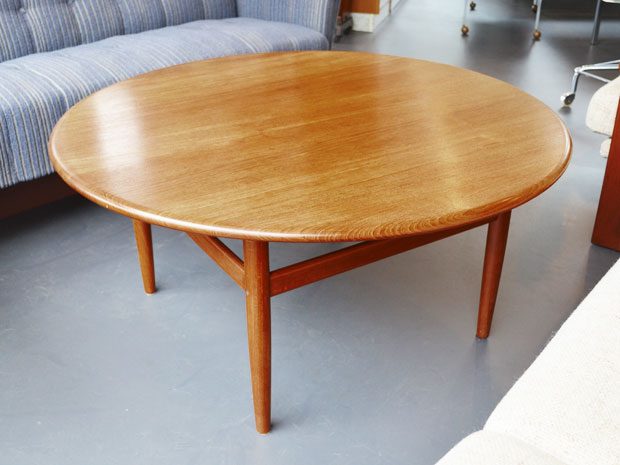 Runder Sofatisch / Teakholz / Niels Bach