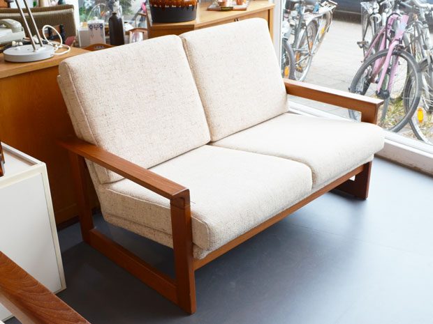 Zweisitzer Teakholzsofa mit Wollbezug
