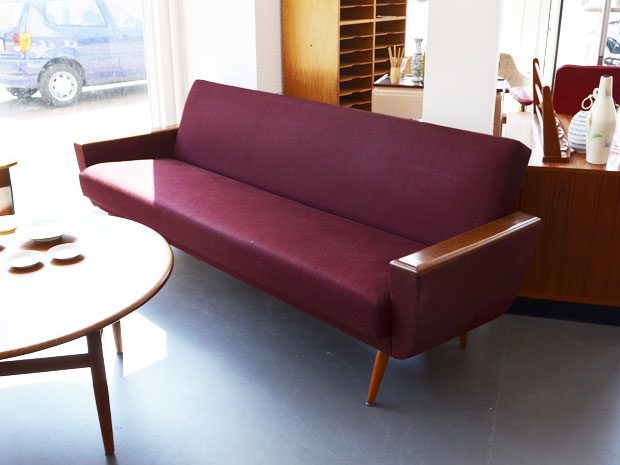 Weinrotes Schlafsofa
