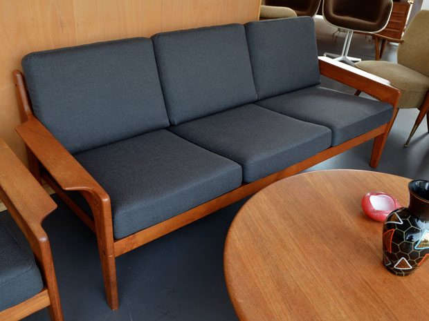 Teakholzsofa / Arne Wahl Iversen, Dänemark / neu bezogen
