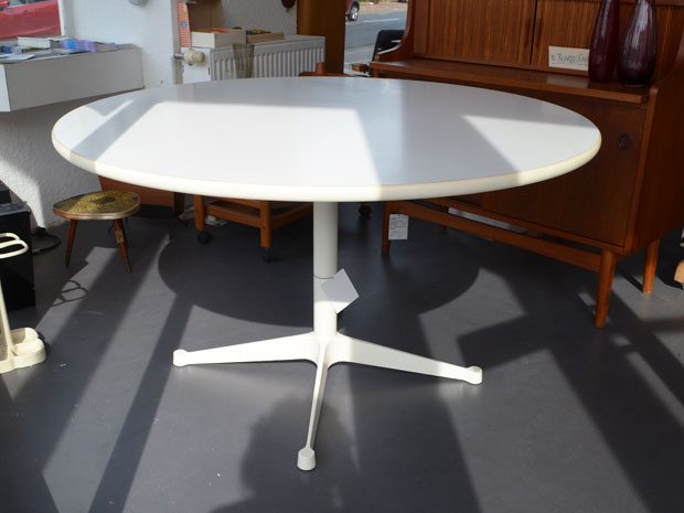 Esstisch / Charles & Ray Eames / 120cm Durchmesser