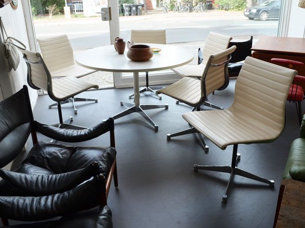 6er-Set Eames Stühle Modell EA105 / Herman Miller / weißes Kunstleder