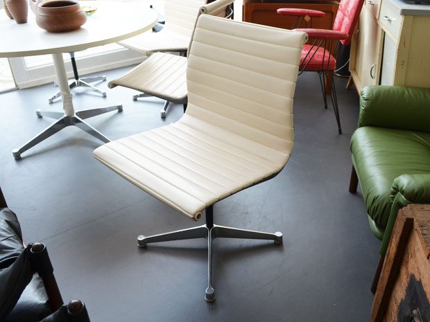 6er-Set Eames Stühle Modell EA105 / Herman Miller / weißes Kunstleder