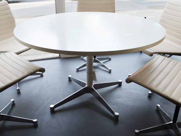 Esstisch / Charles & Ray Eames / ausziehbar / 120cm Durchmesser