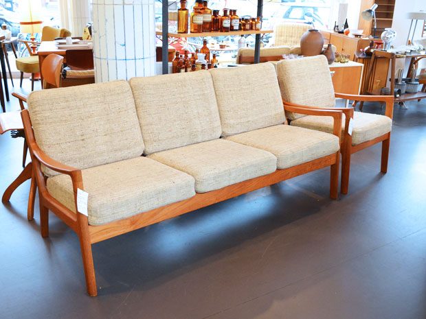 Teakholzsofa mit Wollbezügen von Ole Wanscher für Poul Jeppesens Møbelfabrik Dänemark