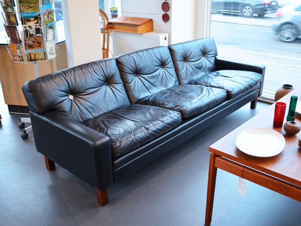 Schwarzes Ledersofa