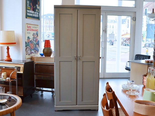 Grauer Schrank / Holzspind