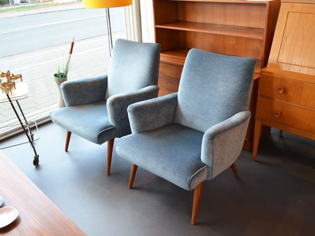 Zwei blaue Sessel