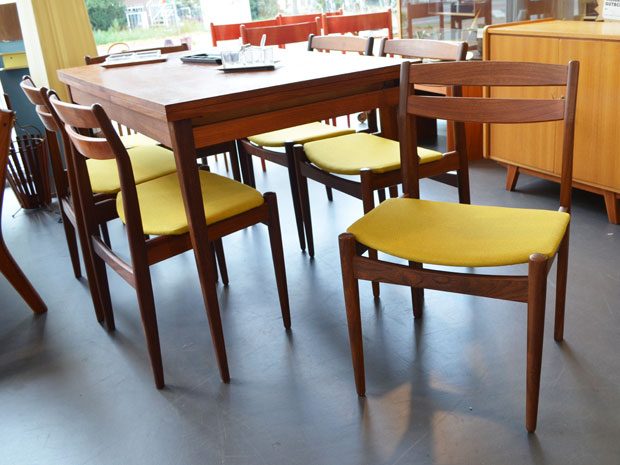 6er Set Stühle / Henning Kjaernulf / neu bezogen, senfgelb