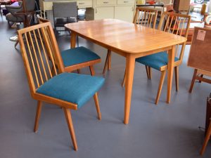 4 Stühle von Lübke (neu bezogen) / Tisch / Kirschholz