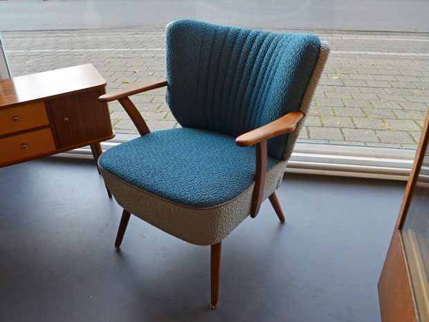 Blauer Cocktailsessel mit Armlehnen