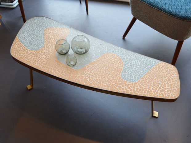 Mosaik-Couchtisch mit massiven Messingbeinen
