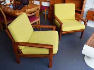 Zwei Teak Sessel »Capella« / Illum Wikkelso für Niels Eilersen / neu bezogen