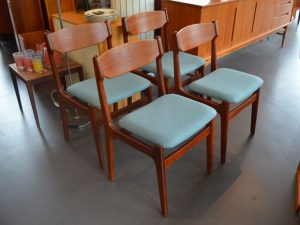 4er Set Teakholz Stühle / neu bezogen in Taubengrau