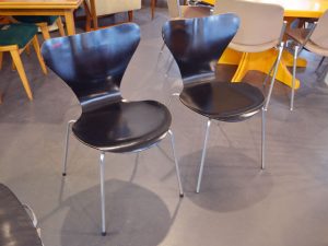 2x Stuhl / Serie 7 / Modell 3107 / Arne Jacobsen für Fritz Hansen / Design 1955 / Preis: 120 € pro Stuhl