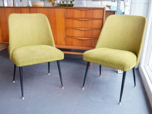 Ein Stuhl mit Metallbeinen und Messingfüßen / Preis: 65,- €