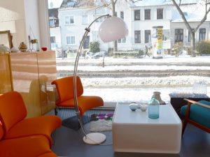 Bogenlampe / weißer Kunststoffschirm / Preis: 250 €