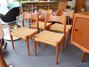 Vier Stühle / Teakholz & Papercord / Arne Hovmand Olsen für Mogens Kold