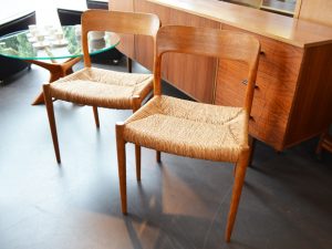 2 Stühle von Niels O. Møller / Modell 75 / Eiche / Binsengeflecht
