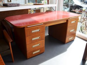 Großer Schreibtisch mit roter Resopaloberfläche / Fortschritt – Messerknecht Bremen / Maße: H 79cm x B 197cm x T 100cm