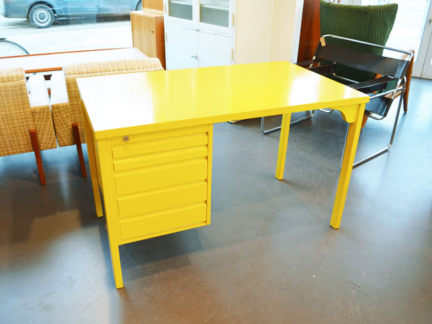 Zitronengelber Schreibtisch