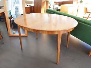 Ovaler Esstisch mit vier Einlegeplatten / Nussbaum