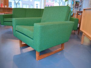 Grüner Sessel mit Sofa / neu bezogen