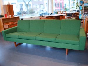 Grünes Viersitzer Sofa / neu bezogen