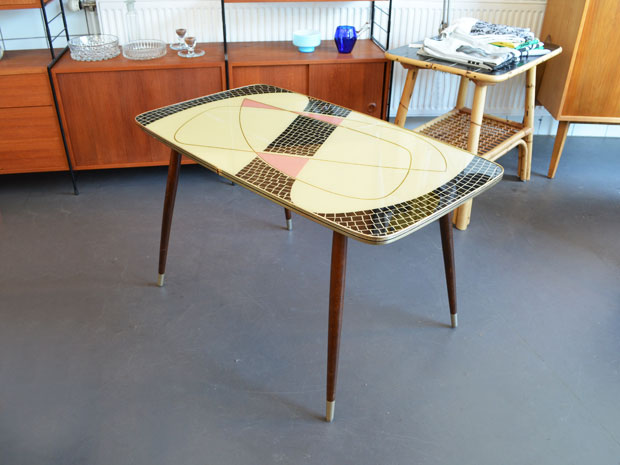 Tisch mit Glasplatte (hat leider einen Sprung)