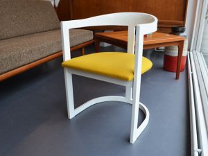 Loungechair / weiß lackiertes Holz & gelbes Polster
