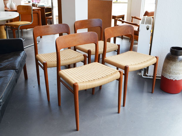 Vier Teak Stühle mit Papiergarngeflecht / Niels Møller / Modell 75 / Denmark