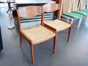 Zwei Stühle / Teakholz & Papiergarngeflecht